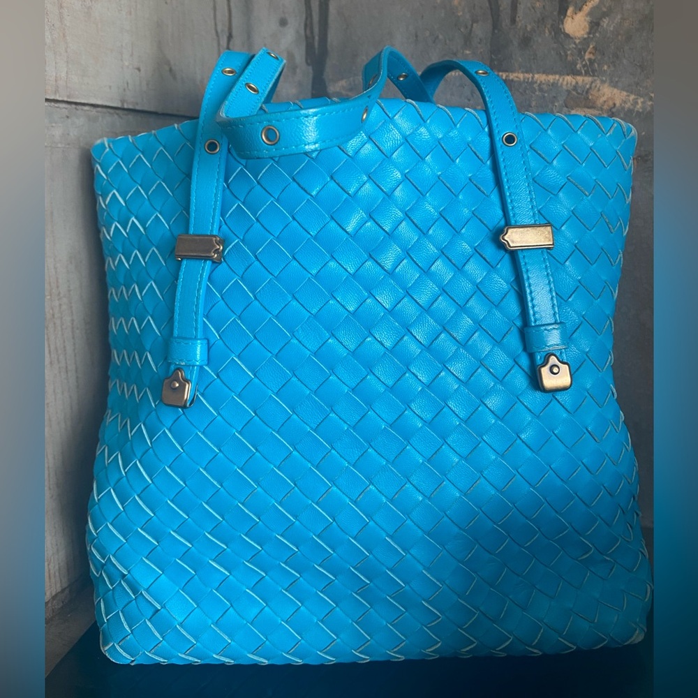 Authentic Bottega Veneta intrecciato Leather blue tote. Luxury Shoulder bag